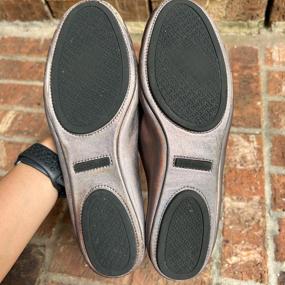 Tory Burch Minnie Gunmetal Metallic Iridescent Leather Travel Ballet Flat - Picture 4 of 8